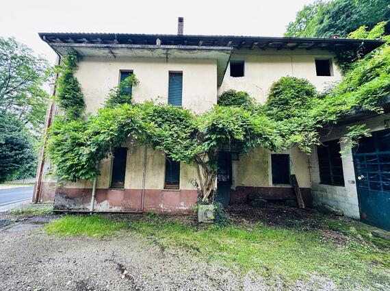 Casa accostata su un lato  a Maniago