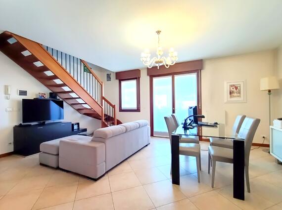 Duplex recente con terrazzo, doppi servizi, garage e posto auto – zona Via del Bon
