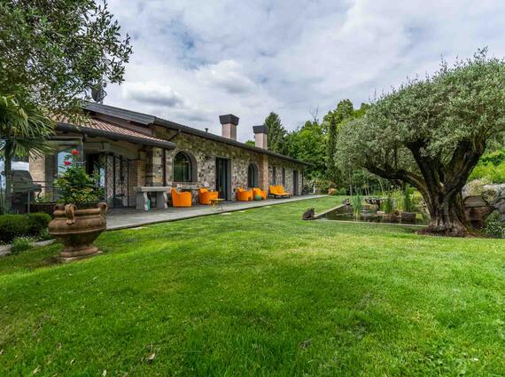 Incantevole villa immersa nel verde